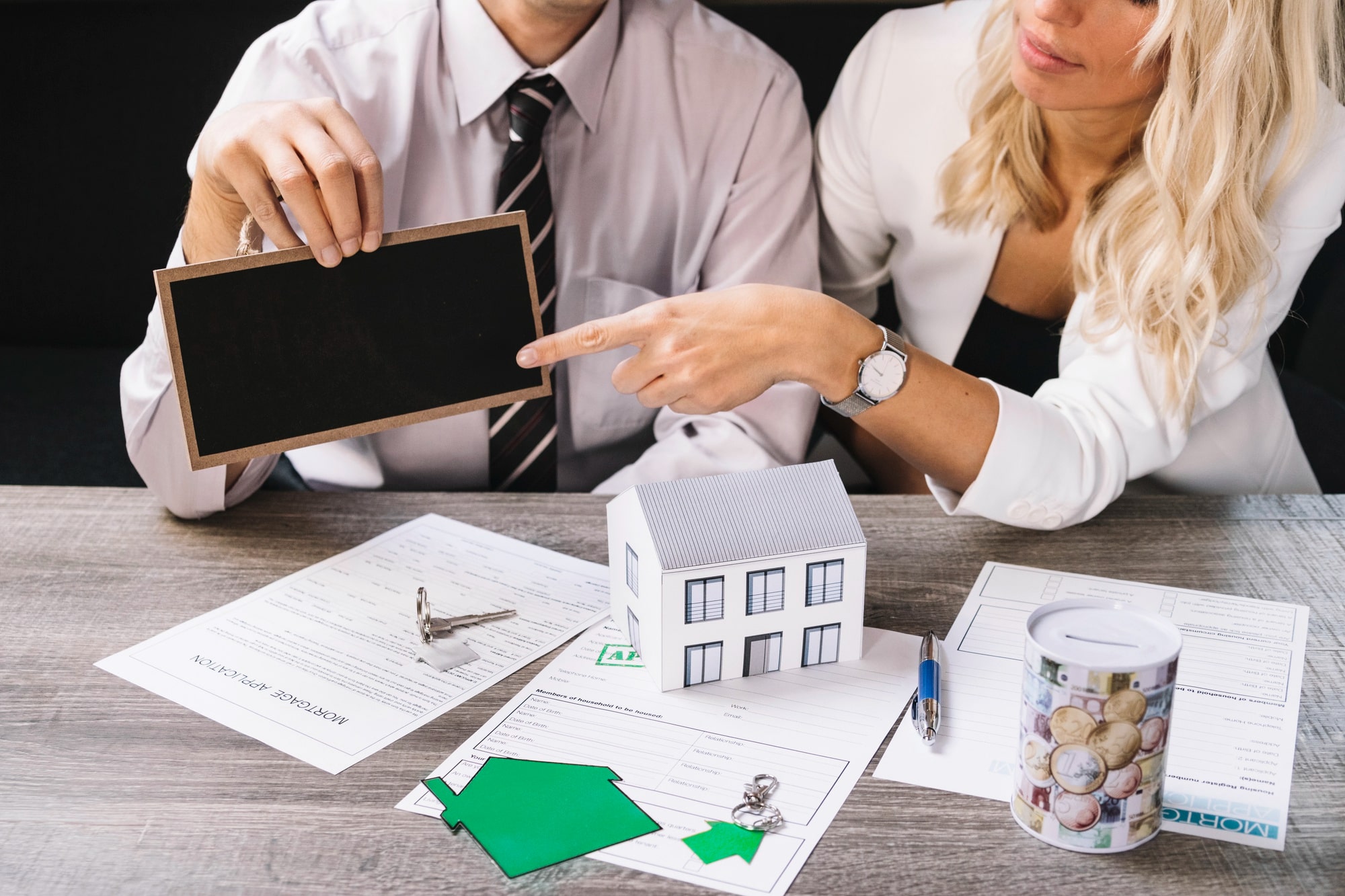 A LADY SHOWING How to sell your house without a realtor